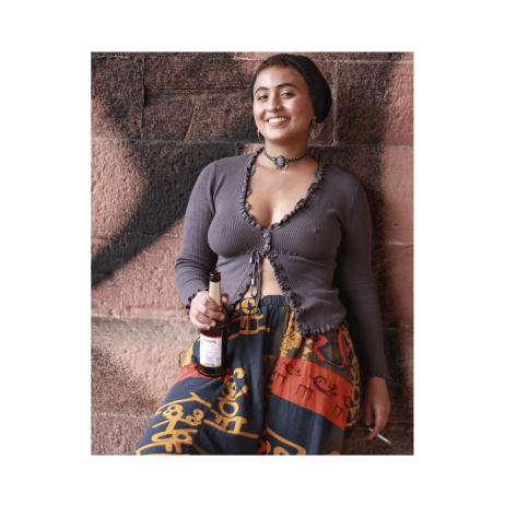 Frau mit lockigen Haaren